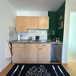 Kleine Florina In Apartman